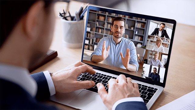Online intervju på skjerm mann som taster på en laptop med video av kandidaten
